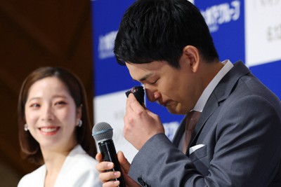 引退記者会見で涙する木原龍一さん（右）と見守る三浦璃来さん＝東京都千代田区で2026年4月28日午前10時34分、猪飼健史撮影