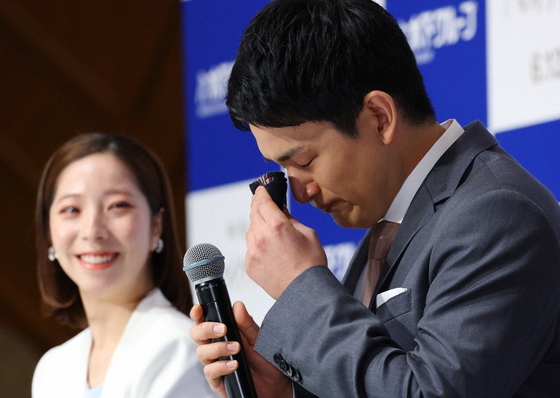 引退記者会見で涙する木原龍一さん（右）と見守る三浦璃来さん＝東京都千代田区で2026年4月28日午前10時34分、猪飼健史撮影