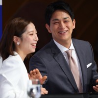 引退記者会見に臨む三浦璃来さん（左）と木原龍一さん＝東京都千代田区で2026年4月28日午前10時55分、猪飼健史撮影