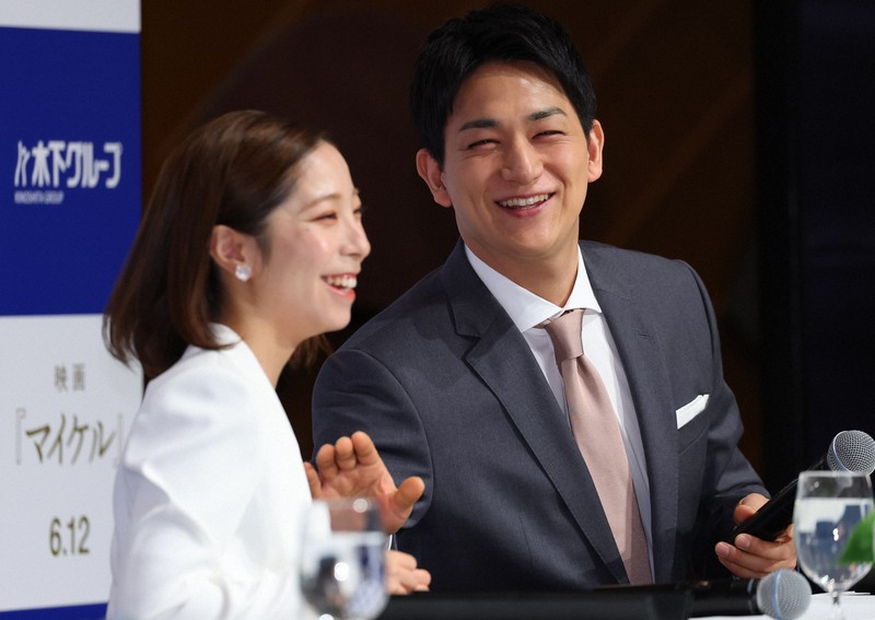 引退記者会見に臨む三浦璃来さん（左）と木原龍一さん＝東京都千代田区で2026年4月28日午前10時55分、猪飼健史撮影