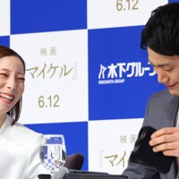 引退記者会見に臨む三浦璃来さん（左）と木原龍一さん＝東京都千代田区で2026年4月28日午前10時32分、猪飼健史撮影