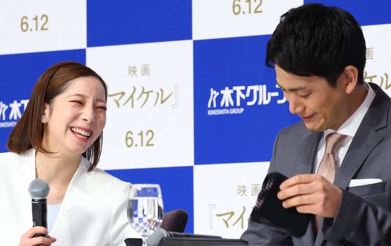 引退記者会見に臨む三浦璃来さん（左）と木原龍一さん＝東京都千代田区で2026年4月28日午前10時32分、猪飼健史撮影