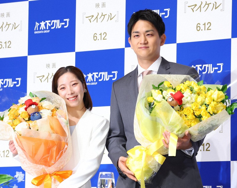 引退記者会見で花束を手にする三浦璃来さん（左）と木原龍一さん＝東京都千代田区で2026年4月28日午前10時31分、猪飼健史撮影