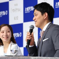 引退会見に臨む三浦璃来さん（左）と木原龍一さん＝東京都千代田区で2026年4月28日午前11時22分、猪飼健史撮影