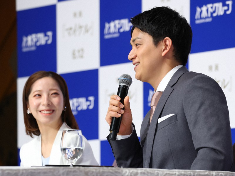 引退会見に臨む三浦璃来さん（左）と木原龍一さん＝東京都千代田区で2026年4月28日午前11時22分、猪飼健史撮影