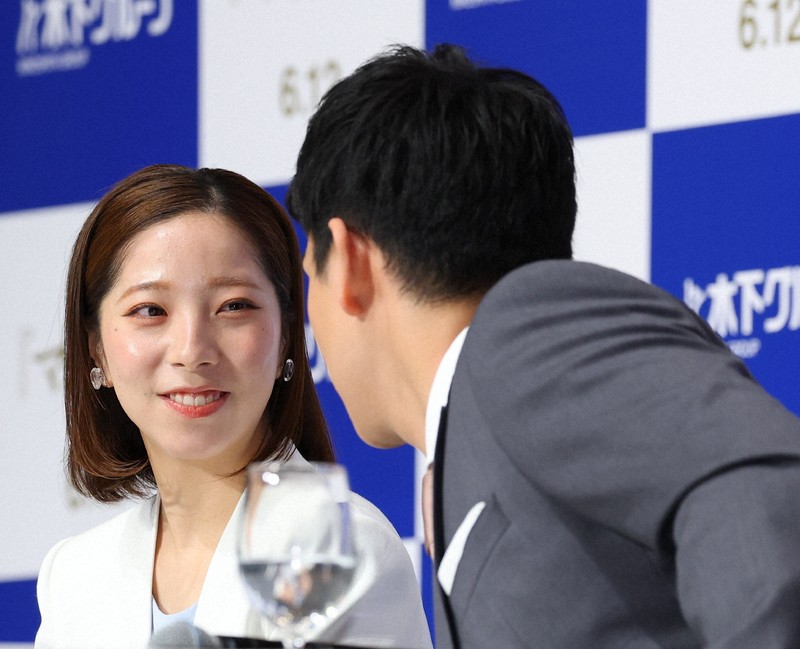 引退記者会見に臨む三浦璃来さん（左）と木原龍一さん＝東京都千代田区で2026年4月28日午前11時22分、猪飼健史撮影