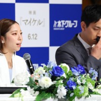 引退会見に臨む三浦璃来さん（左）と木原龍一さん＝東京都千代田区で2026年4月28日午前10時43分、猪飼健史撮影