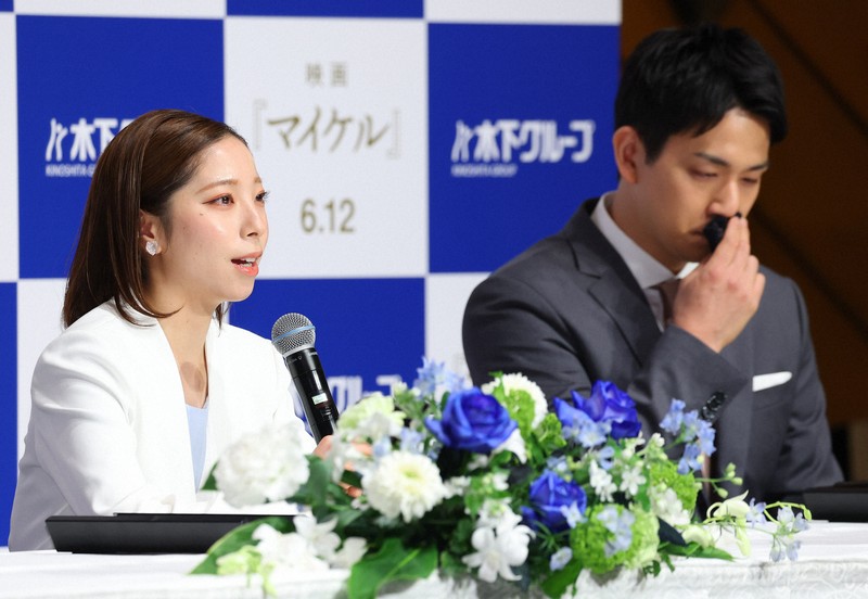 引退会見に臨む三浦璃来さん（左）と木原龍一さん＝東京都千代田区で2026年4月28日午前10時43分、猪飼健史撮影