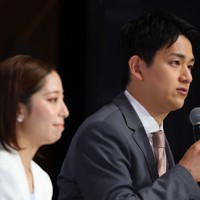 引退会見に臨む三浦璃来さん（左）と木原龍一さん＝東京都千代田区で2026年4月28日午前10時56分、猪飼健史撮影