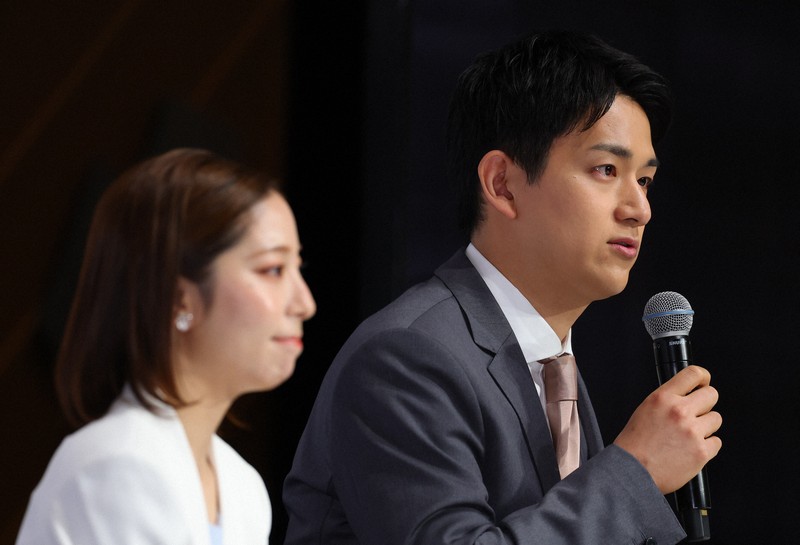 引退会見に臨む三浦璃来さん（左）と木原龍一さん＝東京都千代田区で2026年4月28日午前10時56分、猪飼健史撮影
