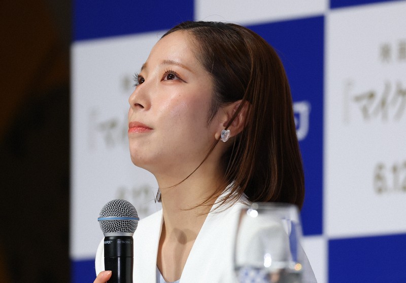 引退記者会見で質問の答えを考える三浦璃来さん＝東京都千代田区で2026年4月28日午前11時25分、猪飼健史撮影