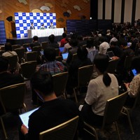 多くの報道関係者が集まった三浦璃来さん（左）と木原龍一さんの引退記者会見＝東京都千代田区で2026年4月28日午前10時50分、猪飼健史撮影