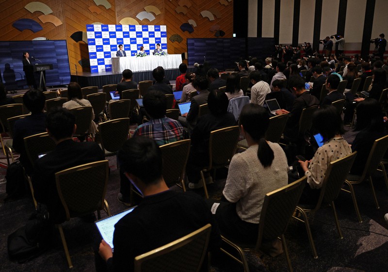 多くの報道関係者が集まった三浦璃来さん（左）と木原龍一さんの引退記者会見＝東京都千代田区で2026年4月28日午前10時50分、猪飼健史撮影