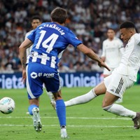 スペイン1部リーグのアラベス戦で、ゴールを決めるレアル・マドリードのエムバペ（右）＝マドリードで2026年4月21日、ロイター