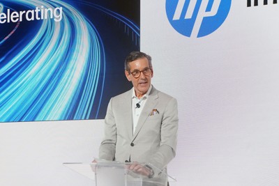 あいさつする米HPのブルース・ブルサード暫定CEO