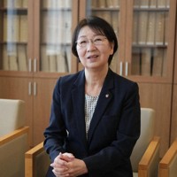 取材に答える北海道新十津川町議会の西内陽美副議長＝同町で