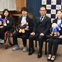 彩の国M．A．P．の贈呈式で（右から）小野光希選手、大野元裕知事、佐藤駿選手、村岡桃佳選手＝さいたま市浦和区で2026年4月27日、加藤潔撮影