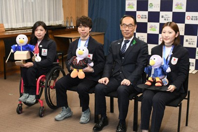 彩の国M．A．P．の贈呈式で（右から）小野光希選手、大野元裕知事、佐藤駿選手、村岡桃佳選手＝さいたま市浦和区で2026年4月27日、加藤潔撮影