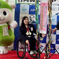 くす玉割りに満面の笑みを浮かべる村岡桃佳選手。右は小島進・埼玉県深谷市長＝同市役所で2026年4月27日、隈元浩彦撮影