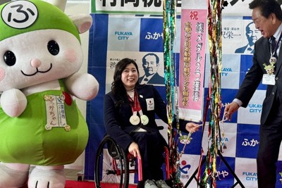 くす玉割りに満面の笑みを浮かべる村岡桃佳選手。右は小島進・埼玉県深谷市長＝同市役所で2026年4月27日、隈元浩彦撮影