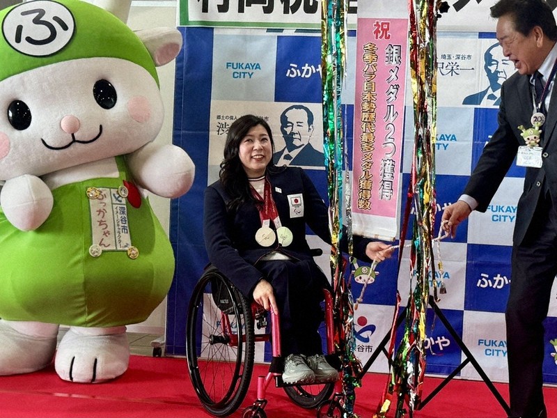 くす玉割りに満面の笑みを浮かべる村岡桃佳選手。右は小島進・埼玉県深谷市長＝同市役所で2026年4月27日、隈元浩彦撮影