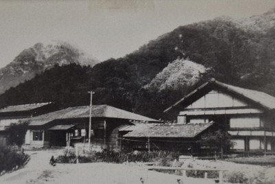 昭和初期の上高地温泉ホテル。左後ろは焼岳＝同ホテル提供