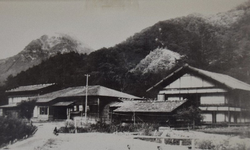 昭和初期の上高地温泉ホテル。左後ろは焼岳＝同ホテル提供