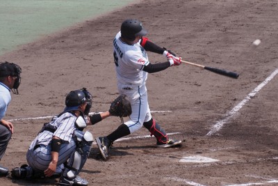 【東邦ガス－JFE西日本】東邦ガス三回表1死、宮下がソロ本塁打を放つ＝岐阜市で2026年4月28日、入江直樹撮影