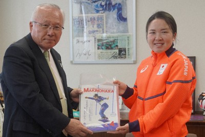 自身が表紙を飾る「広報まきのはら」4月号を杉本基久雄市長（左）から受け取る坂下恵里さん＝静岡県牧之原市役所で2026年4月28日、藤倉聡子撮影