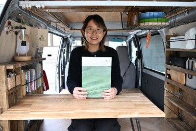 車で続ける旅をまとめた「、、と。」を発行した白石真巳さん＝島根県邑南町で2026年4月12日午後5時2分、小林理撮影