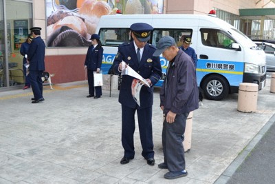 買い物客にチラシを配って情報提供を呼び掛けた広報活動＝香川県坂出市のスーパーで2026年4月28日午後0時3分、広田正人撮影