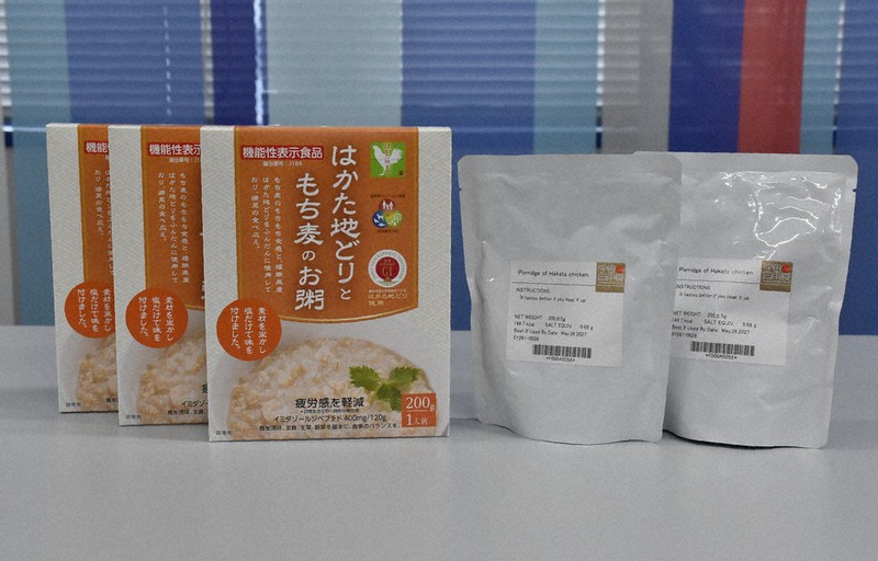 JAXAの宇宙日本食に認証された「はかた地どりともち麦のお粥」＝福岡市中央区で2026年4月28日、宗岡敬介撮影