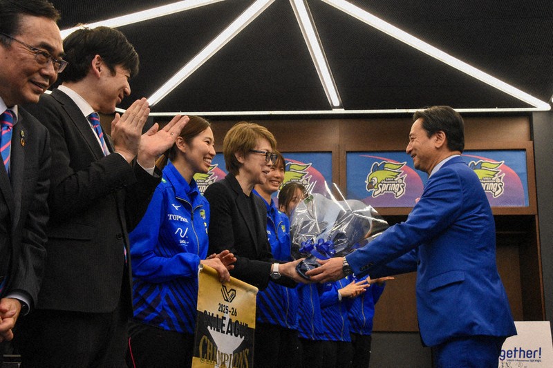 久光スプリングス SVリーグ初V 「皆で助け合って取れた」 知事から祝福