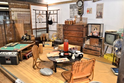 「昭和の6畳間」が再現されたコーナー＝鳥取市鹿野町鹿野で2025年8月4日午前10時31分、渕脇直樹撮影