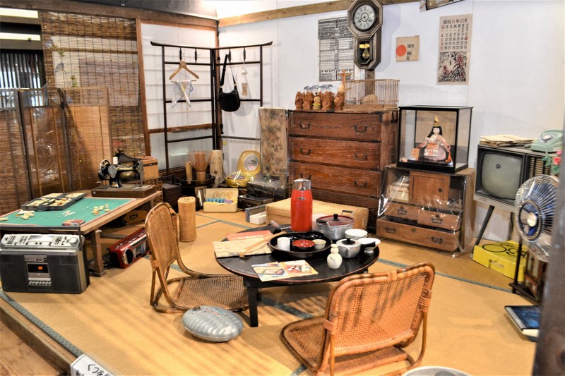 「昭和の6畳間」が再現されたコーナー＝鳥取市鹿野町鹿野で2025年8月4日午前10時31分、渕脇直樹撮影