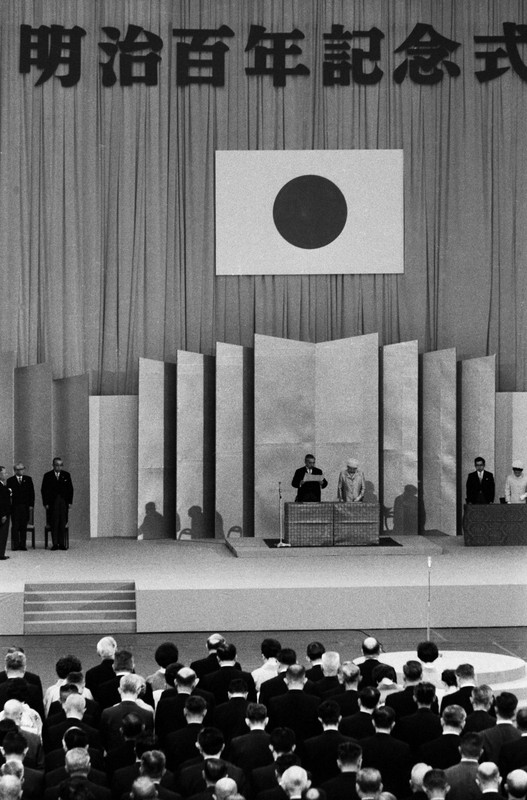 東京・日本武道館で開催された政府主催の「明治百年記念式典」で、おことばを述べる天皇陛下（昭和天皇）＝東京都千代田区の日本武道館で1968年（昭和43年）10月23日、東京本社写真部員撮影