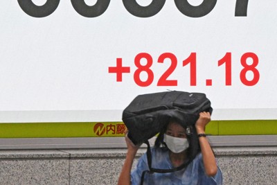 中東紛争による原油高が続く中、4月27日の東京株式市場では日経平均株価が終値で初めて6万円を超えた。日経平均株価を表示するモニター＝東京都中央区で2026年4月27日午後3時58分、仲間礼撮影