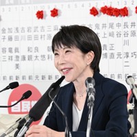 自民党開票センターで取材に応じる高市早苗首相＝東京都千代田区で2026年2月8日午後10時20分、平田明浩撮影