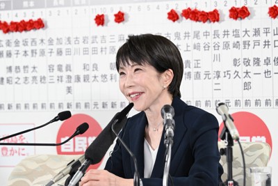 自民党開票センターで取材に応じる高市早苗首相＝東京都千代田区で2026年2月8日午後10時20分、平田明浩撮影