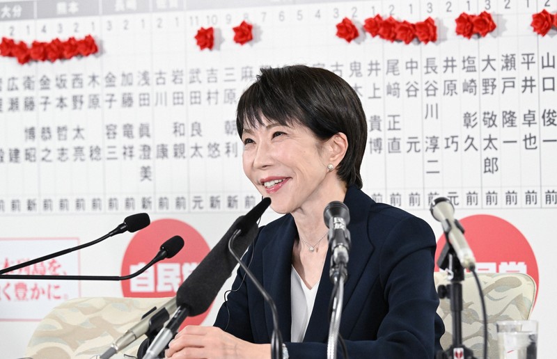 自民党開票センターで取材に応じる高市早苗首相＝東京都千代田区で2026年2月8日午後10時20分、平田明浩撮影