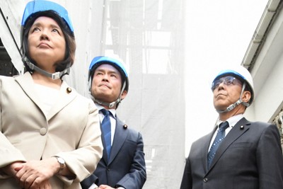 イラン情勢を受けた建設業への影響について説明を受ける（左から）公明党の竹谷とし子代表、中道改革連合の小川淳也代表、立憲民主党の水岡俊一代表＝東京都品川区で2026年4月24日、樋口淳也撮影