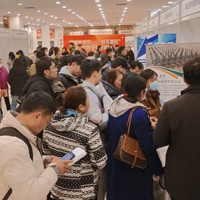 北京市内の就職説明会に詰めかけた求職者ら＝2024年11月29日、河津啓介撮影