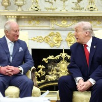米ホワイトハウスで会談するチャールズ英国王（左）とトランプ大統領＝ワシントンで2026年4月28日、ロイター