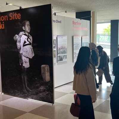 「焼き場に立つ少年」など　国連本部で原爆展　核の衝撃を写真で