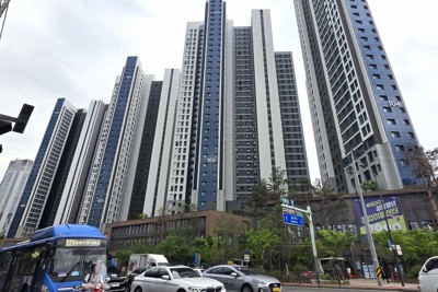 そびえ立つ高層マンション＝ソウル市で2026年4月27日午後3時54分、福岡静哉撮影