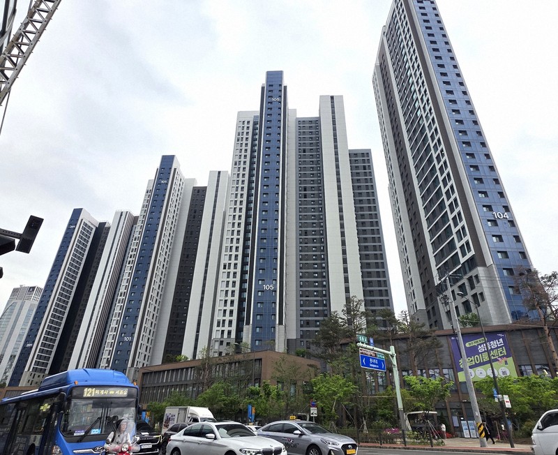 そびえ立つ高層マンション＝ソウル市で2026年4月27日午後3時54分、福岡静哉撮影