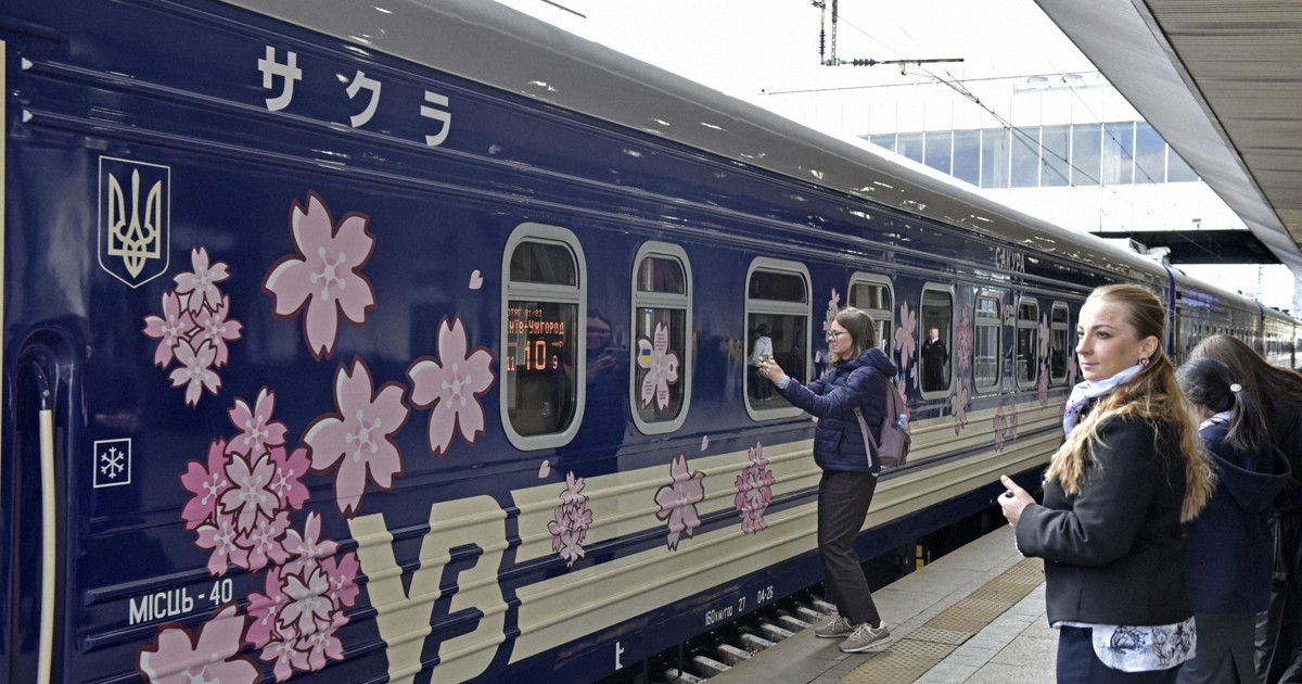 ウクライナ鉄道に桜列車　日本が協力、車体に花咲くラッピング