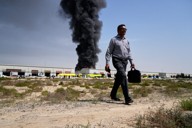 イランによるとみられる攻撃を受け、工業地帯の倉庫から立ち上る黒煙＝アラブ首長国連邦（UAE）で2026年3月1日、AP
