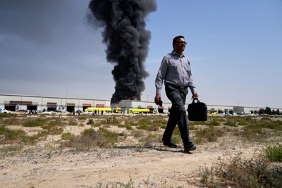 イランによるとみられる攻撃を受け、工業地帯の倉庫から立ち上る黒煙＝アラブ首長国連邦（UAE）で2026年3月1日、AP