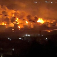 ウクライナの無人機攻撃を受け、炎上する石油関連施設＝ロシア南部トゥアプセで2026年4月20日、ソーシャルメディアの動画から・ロイター